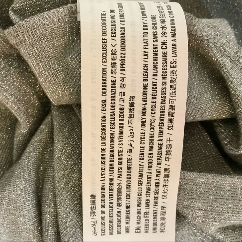 A&F Brand New Women’s Metallic Silver Fitted LS Mock Neck Crop Top size XXS NWT - Picture 16 of 16